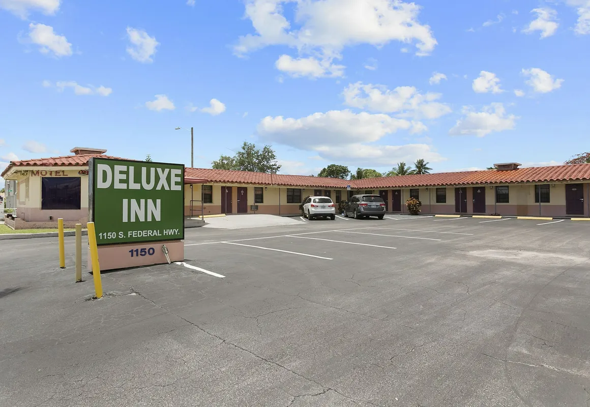 Deluxe Inn hotel hero