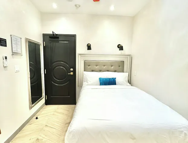 Toronto Rooms and Suites hotel detail image 4