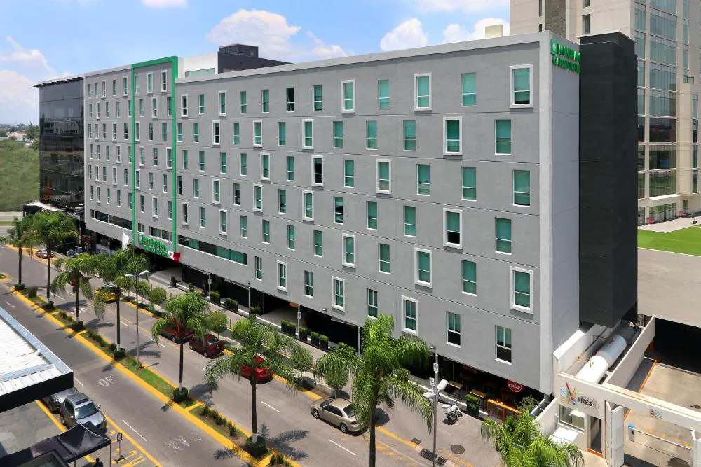 Wyndham Garden Guadalajara Acueducto hotel hero