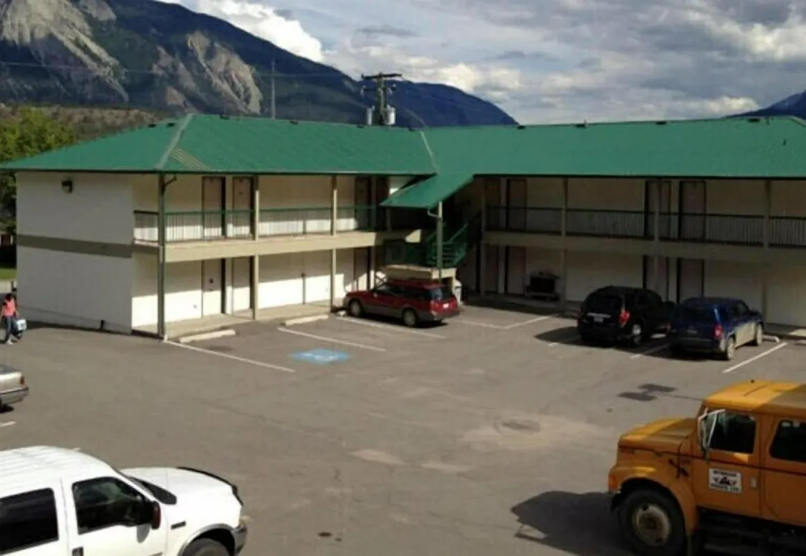 4 Pines Motel hotel hero