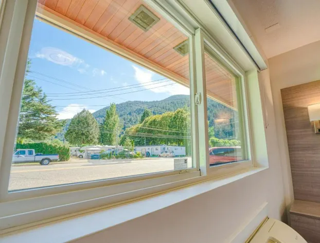 Harrison Grand Motel LTD. hotel detail image 2