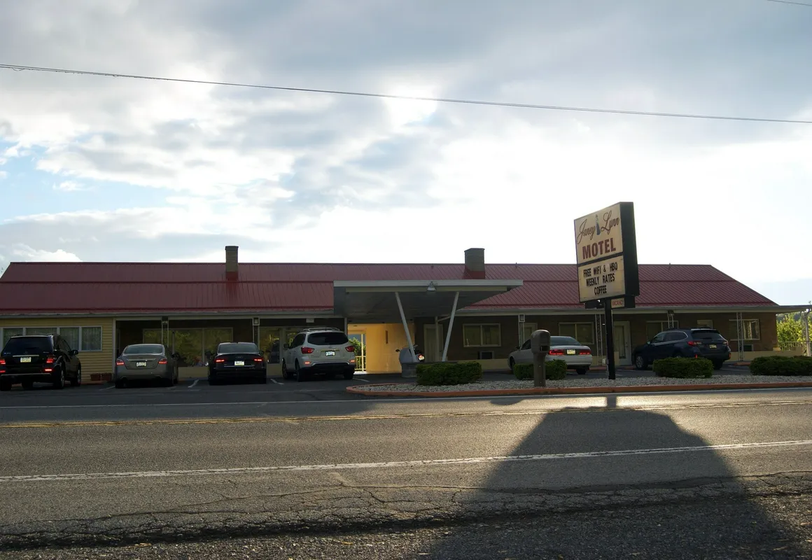 Janey Lynn Motel hotel hero