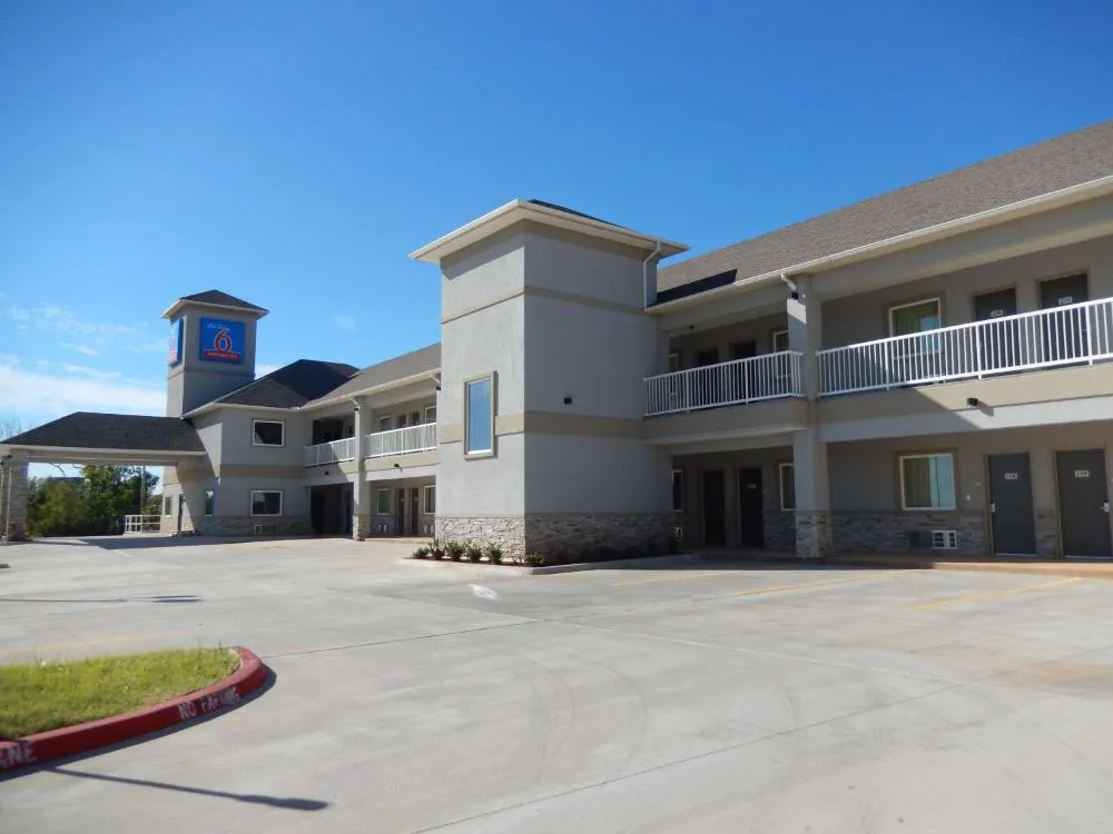 Studio 6 Yukon, OK hotel hero