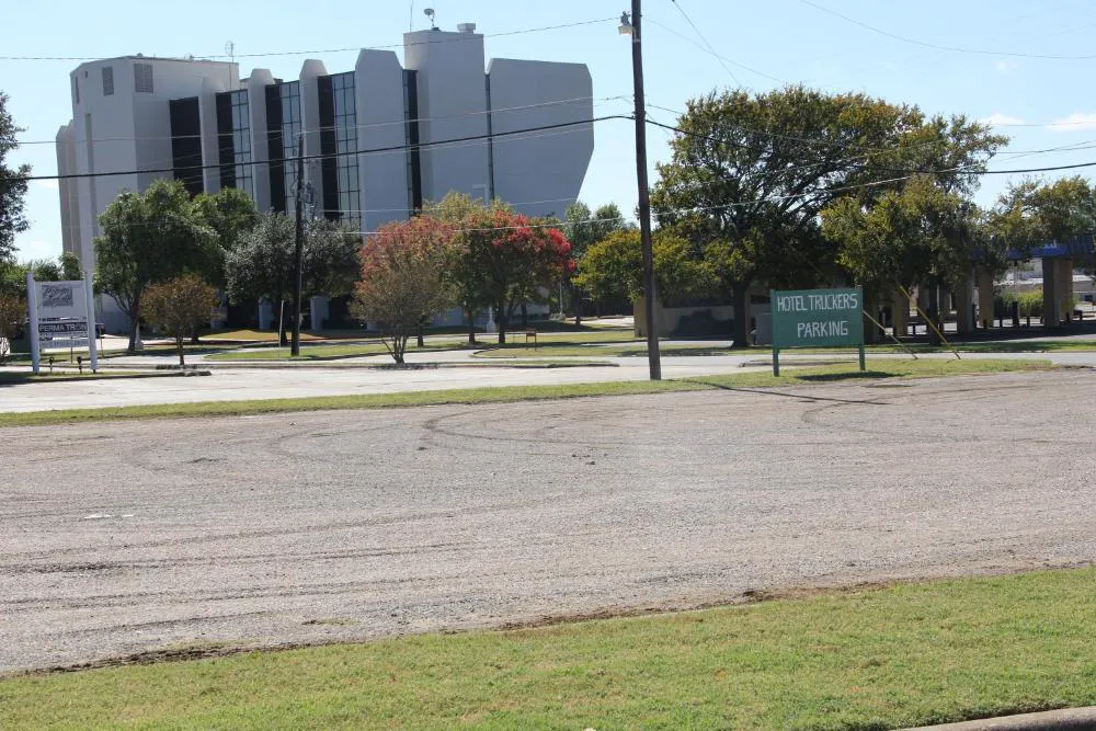 LoneStar Inn & Suites hotel hero