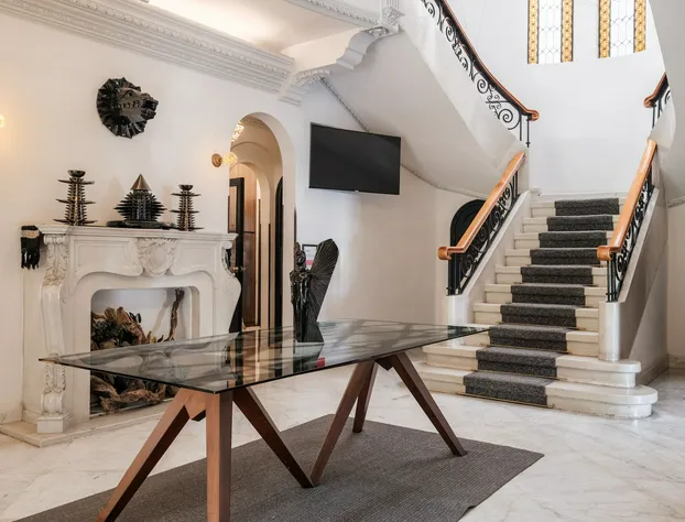 Pug Seal Polanco Allan Poe hotel detail image 3