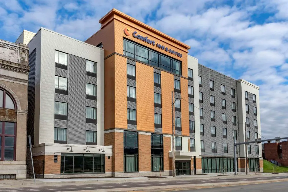 Comfort Inn & Suites Pittsburgh-Northshore hotel hero