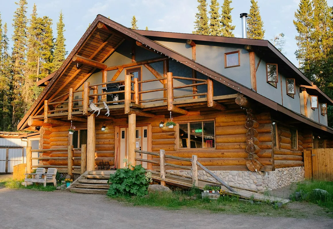Arctic Divide Lodge hotel hero
