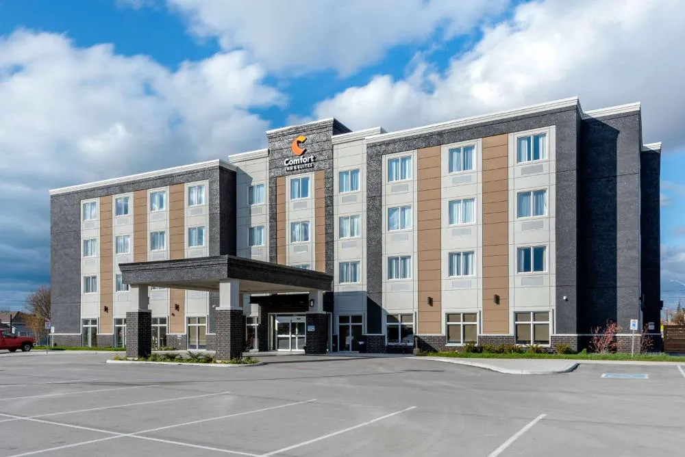 Comfort Inn & Suites hotel hero