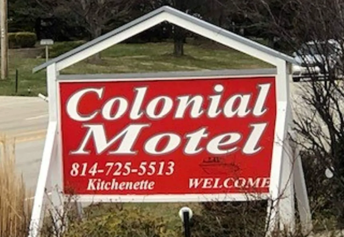 Colonial Motel hotel hero