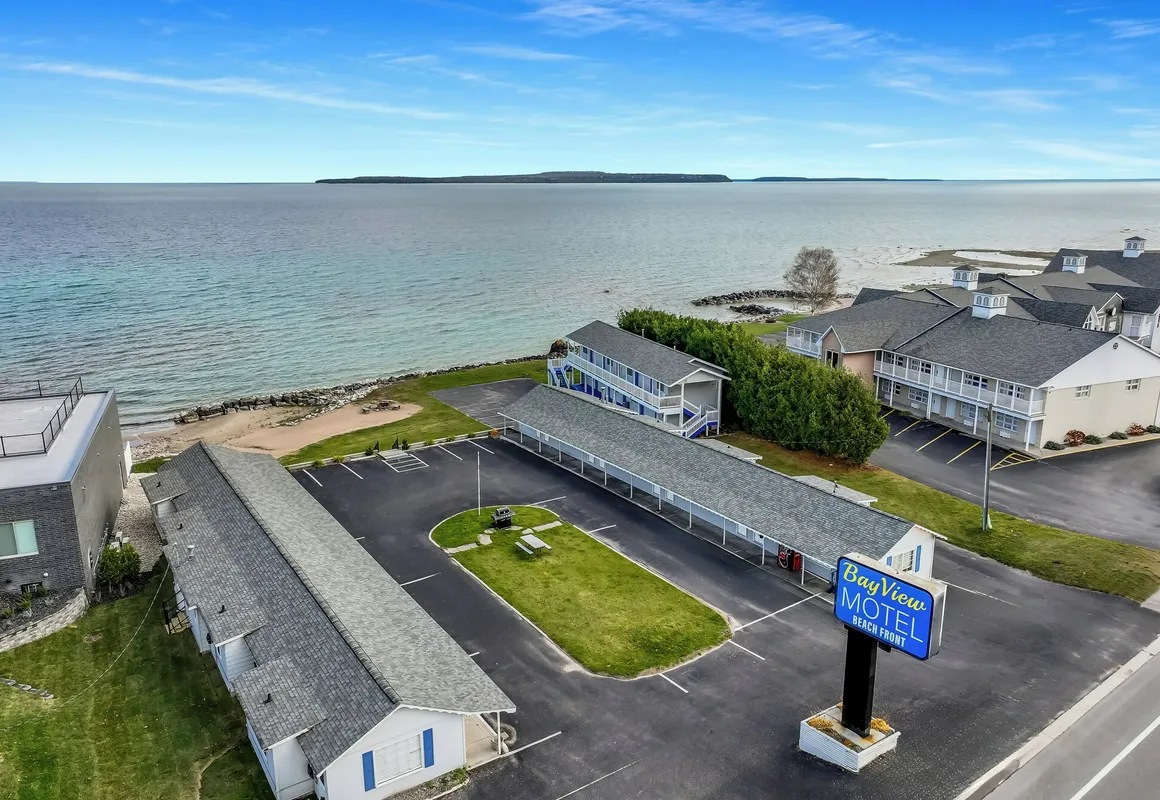 Bayview Lakefront Motel hotel hero