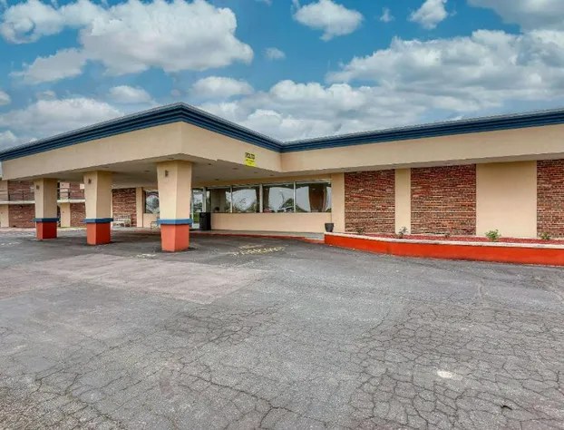 Econo Lodge Neenah hotel detail image 1