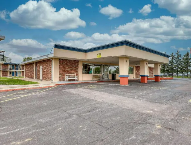 Econo Lodge Neenah hotel detail image 1