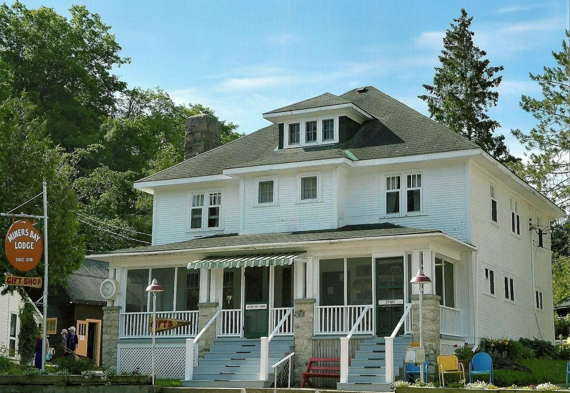 Miners Bay Lodge hotel hero