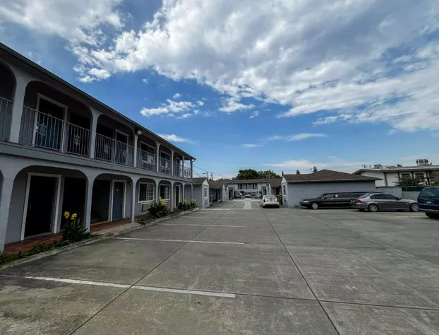 Deluxe Inn hotel detail image 3