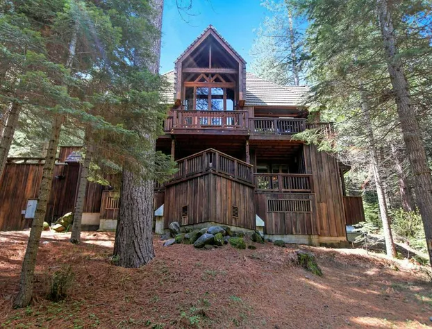 Little Ahwahnee Inn Entrance to Yosemite hotel detail image 1