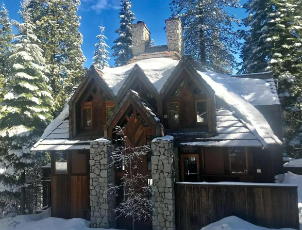 Little Ahwahnee Inn Entrance to Yosemite hotel detail image 2