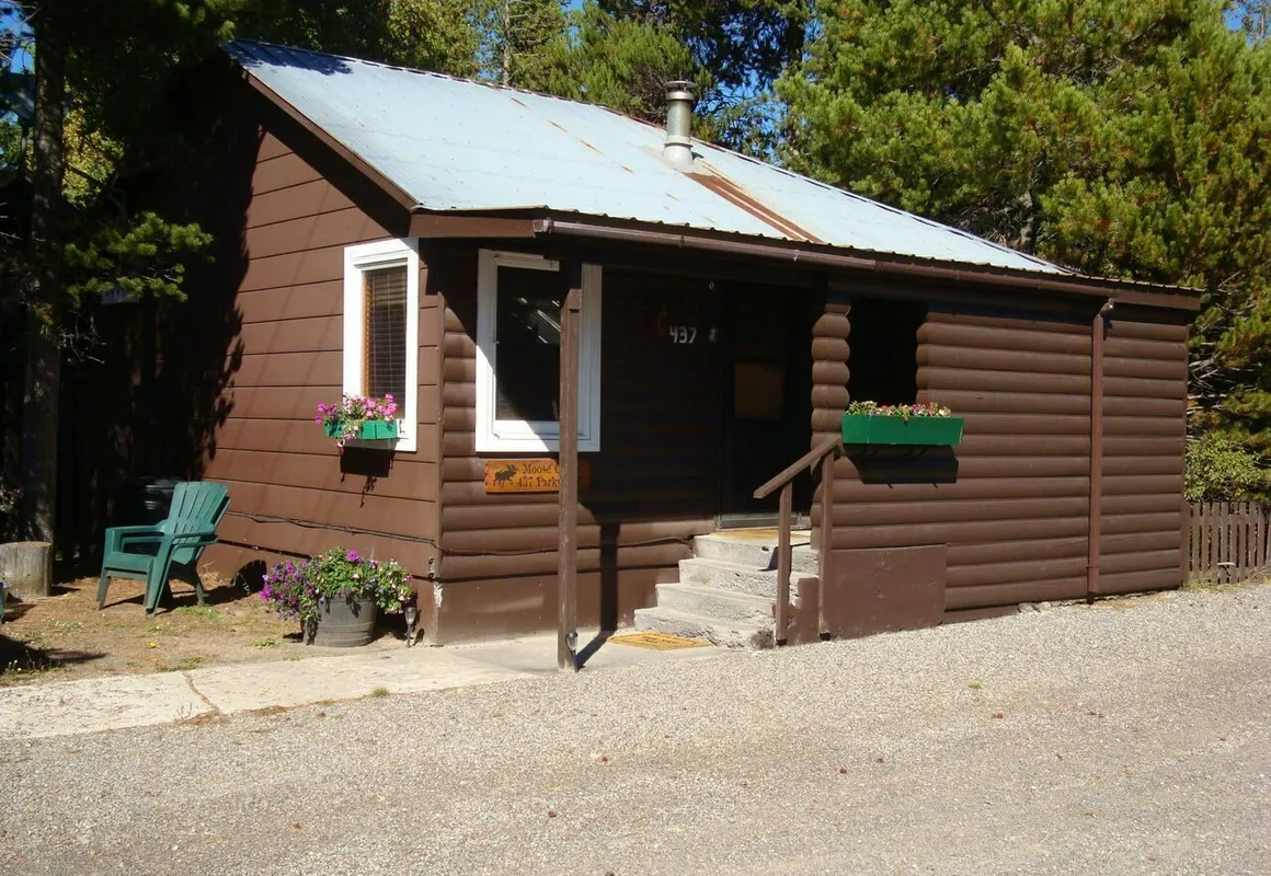 Yellowstone Wildlife Cabins hotel hero