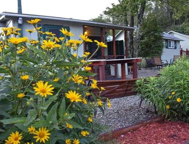 Adirondack Sunrise Lodge hotel detail image 3