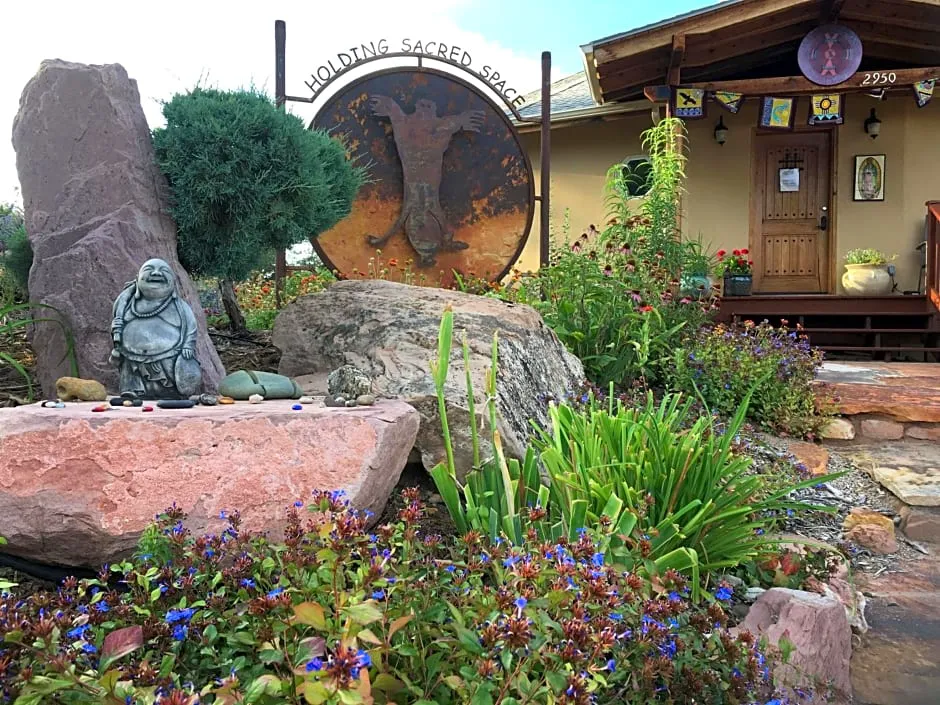 Red Moon Lodge hotel hero