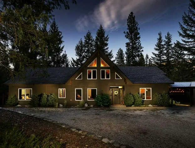 Riffle River Lodge 3 Bedroom Home by NW Comfy Cabins by RedAwning hotel detail image 1