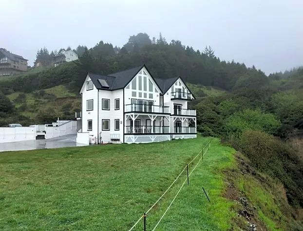 The Castle Inn of the Lost Coast hotel detail image 1