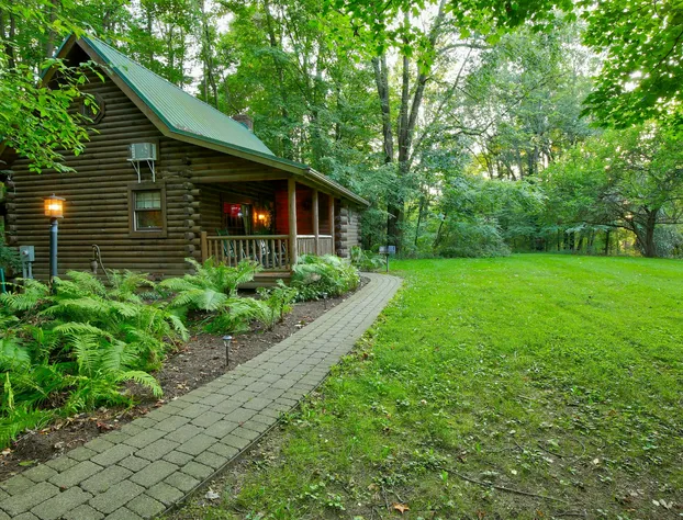 Cricket Hill Lodge & Cabins hotel detail image 1