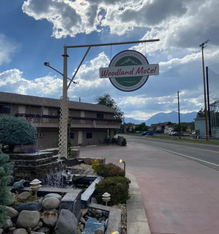 Woodland Motel hotel hero