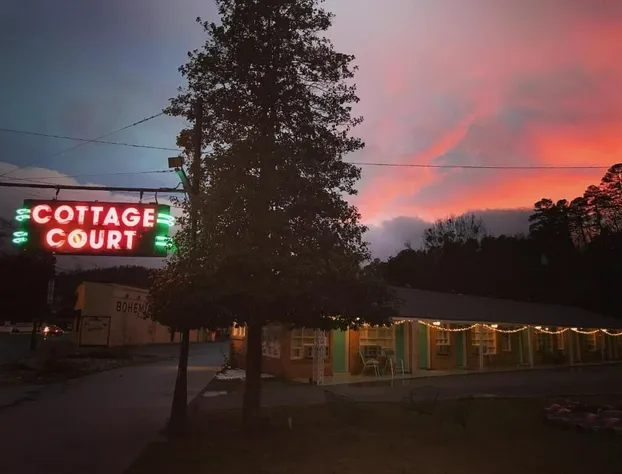 Dame Fortune's Cottage Court hotel detail image 2