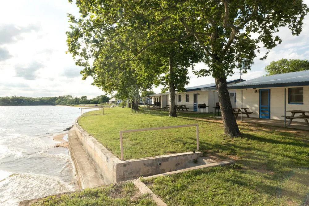 Oasis Lake Buchanan hotel hero