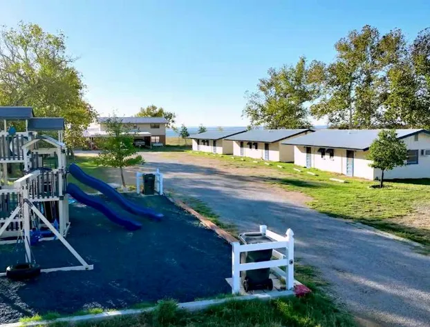 Oasis Lake Buchanan hotel detail image 4