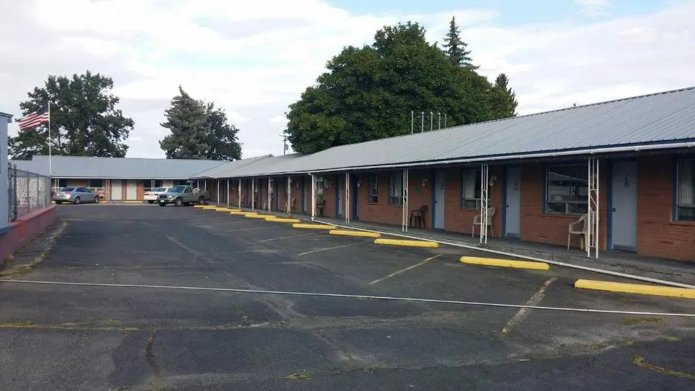 Eight Bar B Motel hotel hero