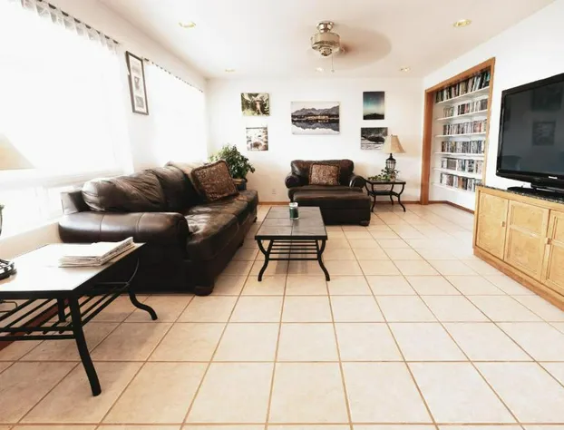 Front Room Lynnview Lodge hotel detail image 3