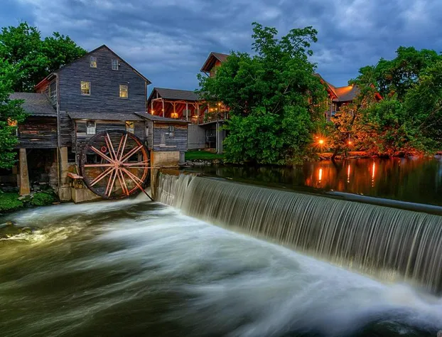 Sugar Bear Lodge Hot Tub WIFI 560 FREE tickets each paid day hotel detail image 2