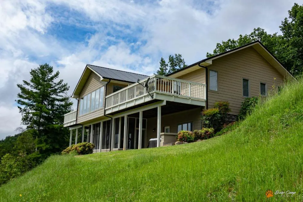 Leconte Mountain Lodge hotel hero