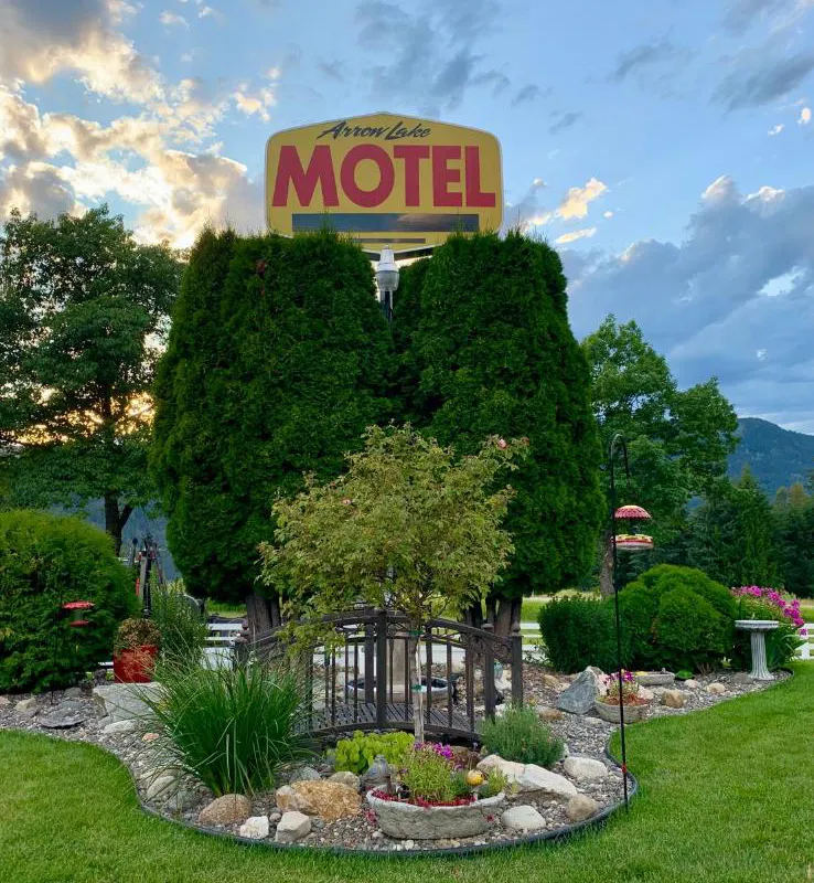 Arrow Lake Motel hotel hero
