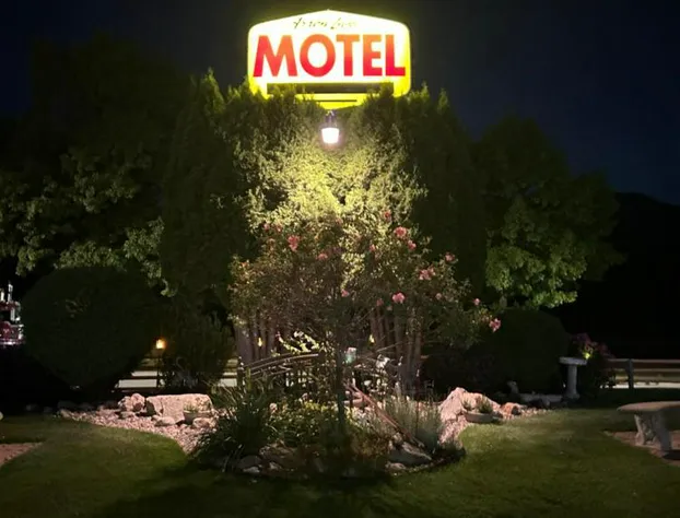 Arrow Lake Motel hotel detail image 1