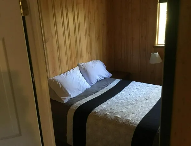 Barney’s Lakeside Resort hotel detail image 4