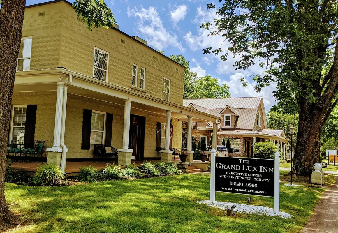 Grand Lux Inn hotel hero