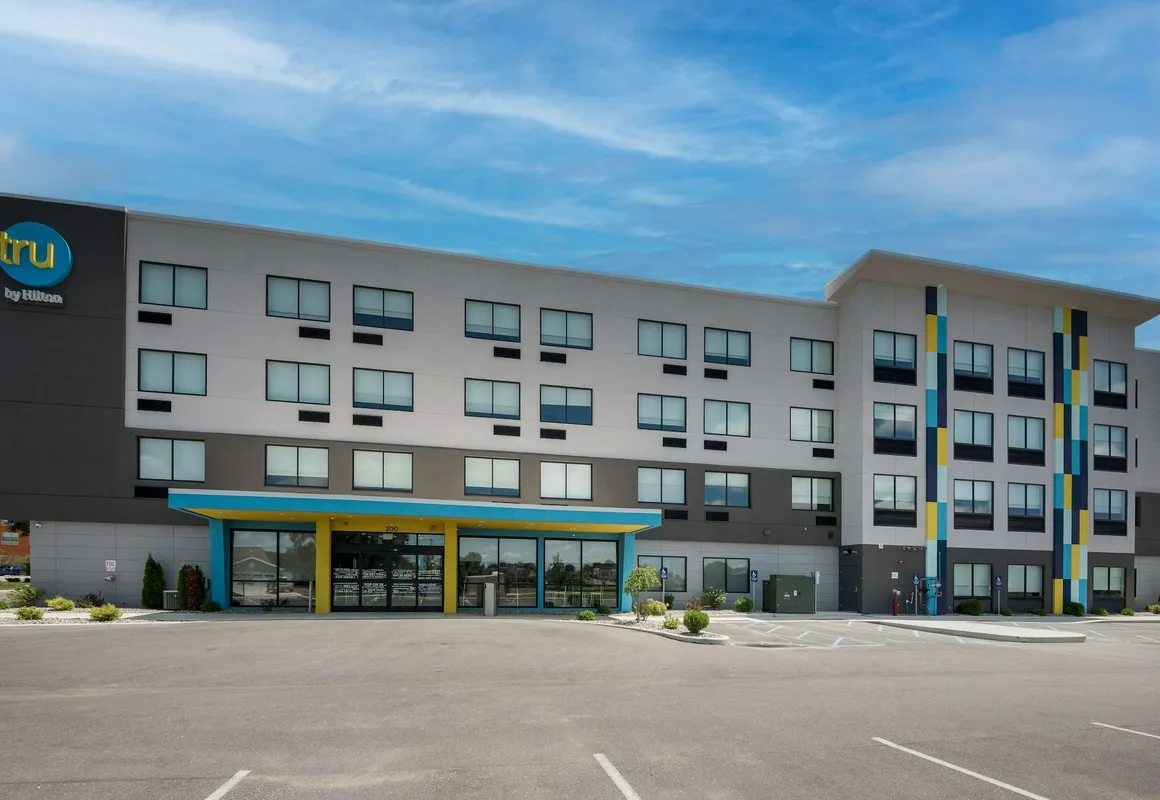 Tru by Hilton Warsaw hotel hero