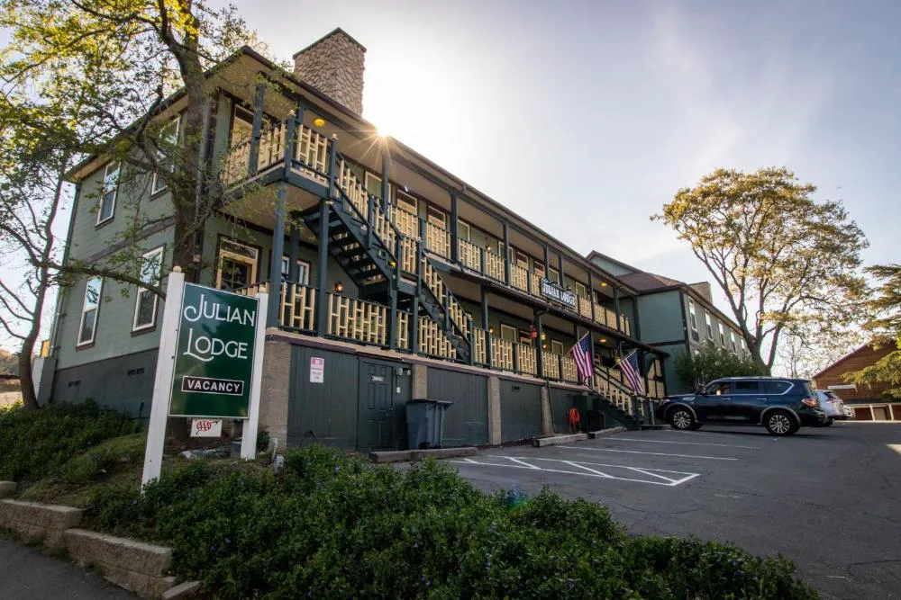 Julian Lodge hotel hero