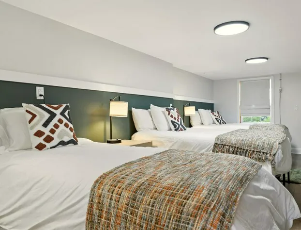 Hillside hotel detail image 2