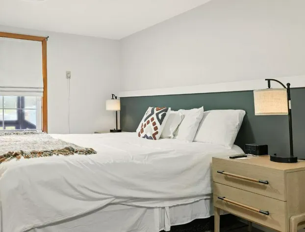 Hillside hotel detail image 3