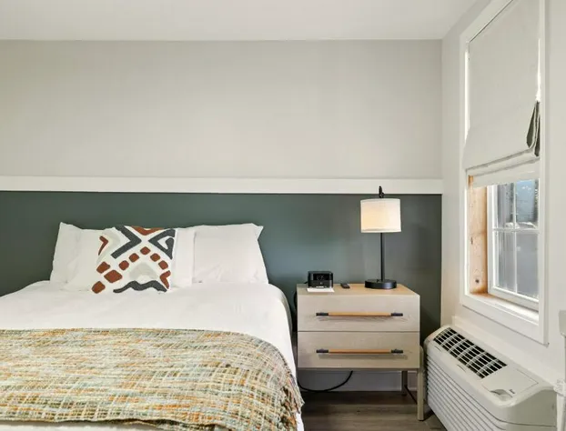 Hillside hotel detail image 4