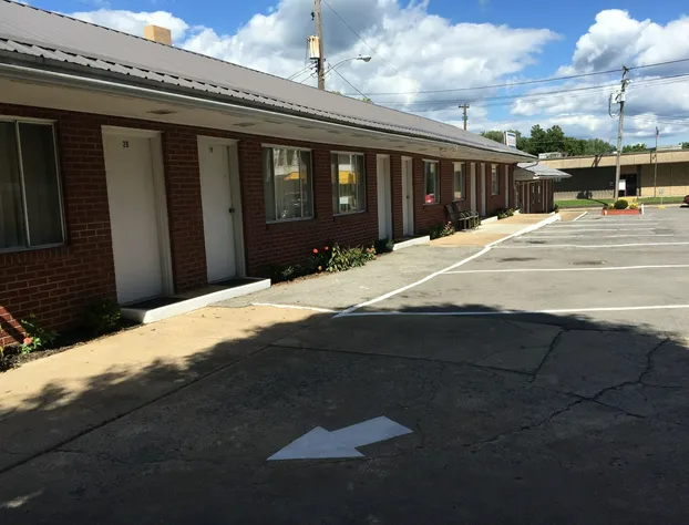 Colonial Hotel-Motel hotel detail image 2