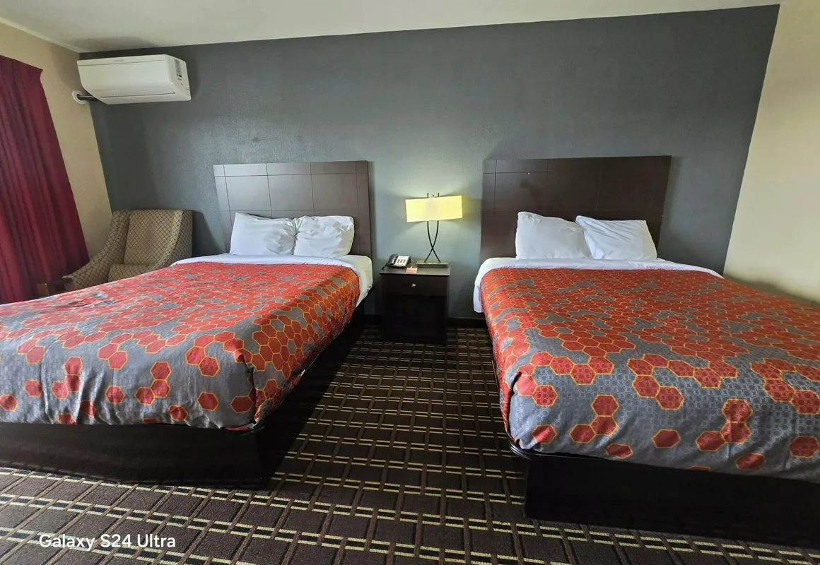 Econo Lodge Inn & Suites hotel hero