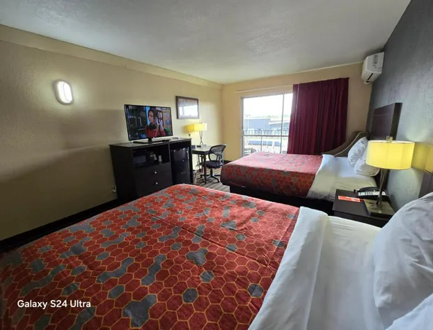 Econo Lodge Inn & Suites Mason City - Clear Lake hotel detail image 2