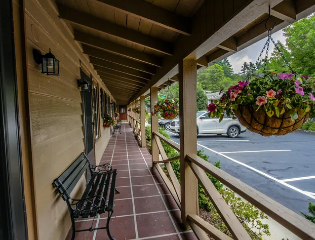 Mountainaire Inn and Log Cabins hotel detail image 2