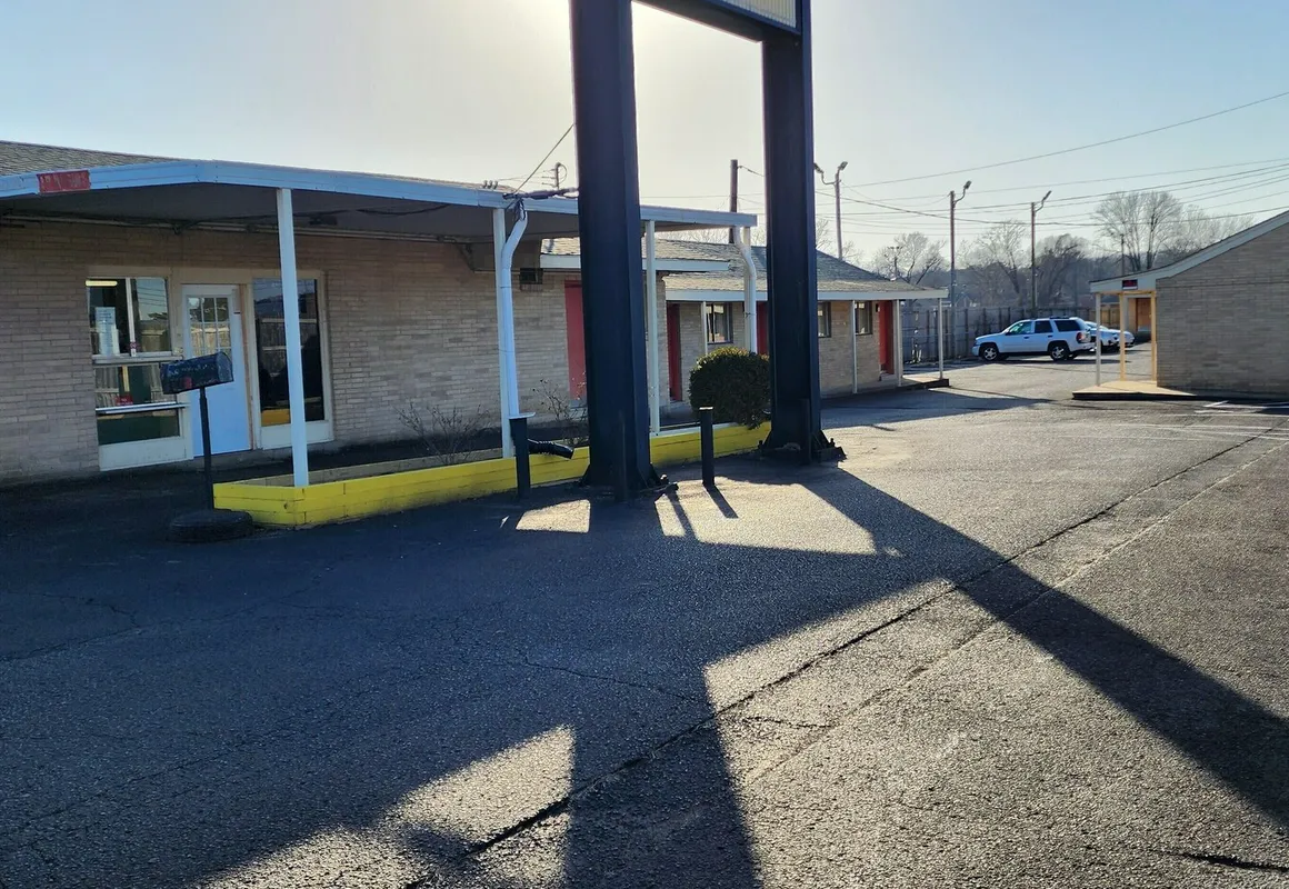 Travelers Motel hotel hero