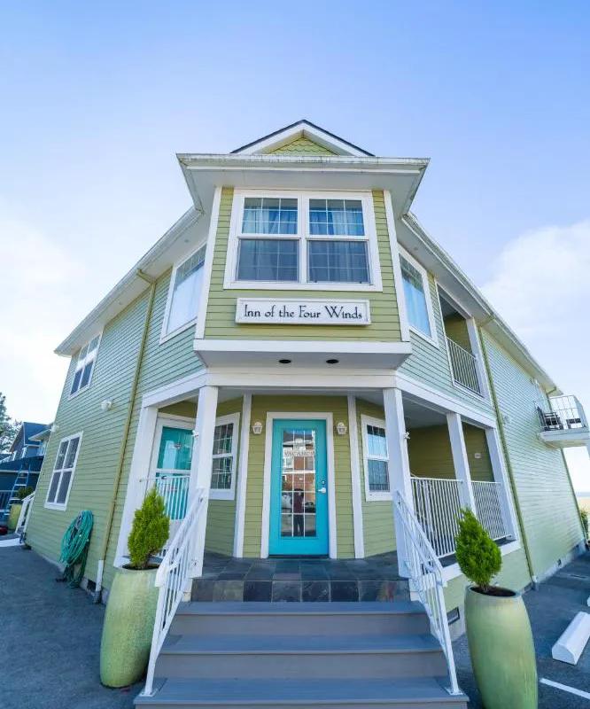 Inn of the Four Winds Oceanfront Seaside hotel hero