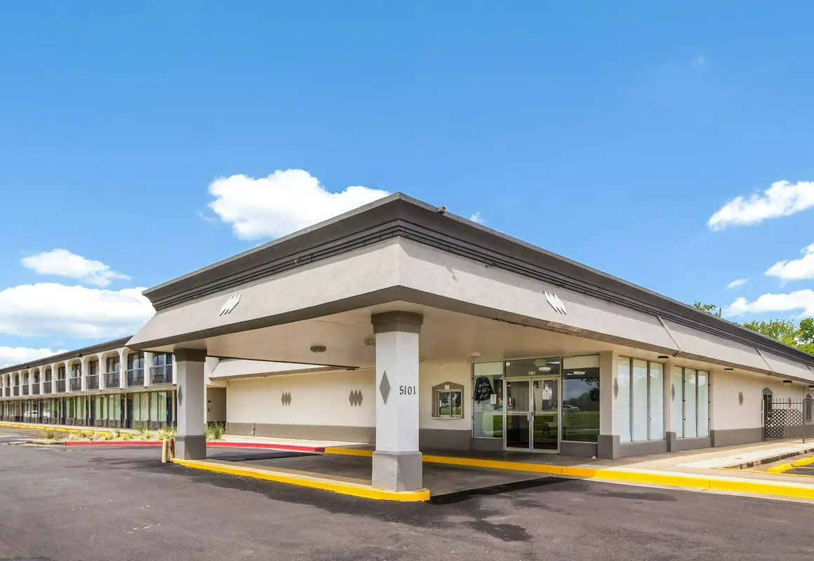 Motel 6 Groves, TX hotel hero